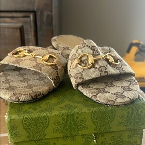 Gucci Beige and Gold Women's Slippers
